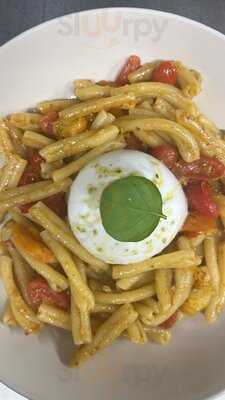Casarecce au pesto, tomates cerises et burrata entière, une feuille de basilic dessus