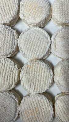 Des petits fromages frais sur un plateau