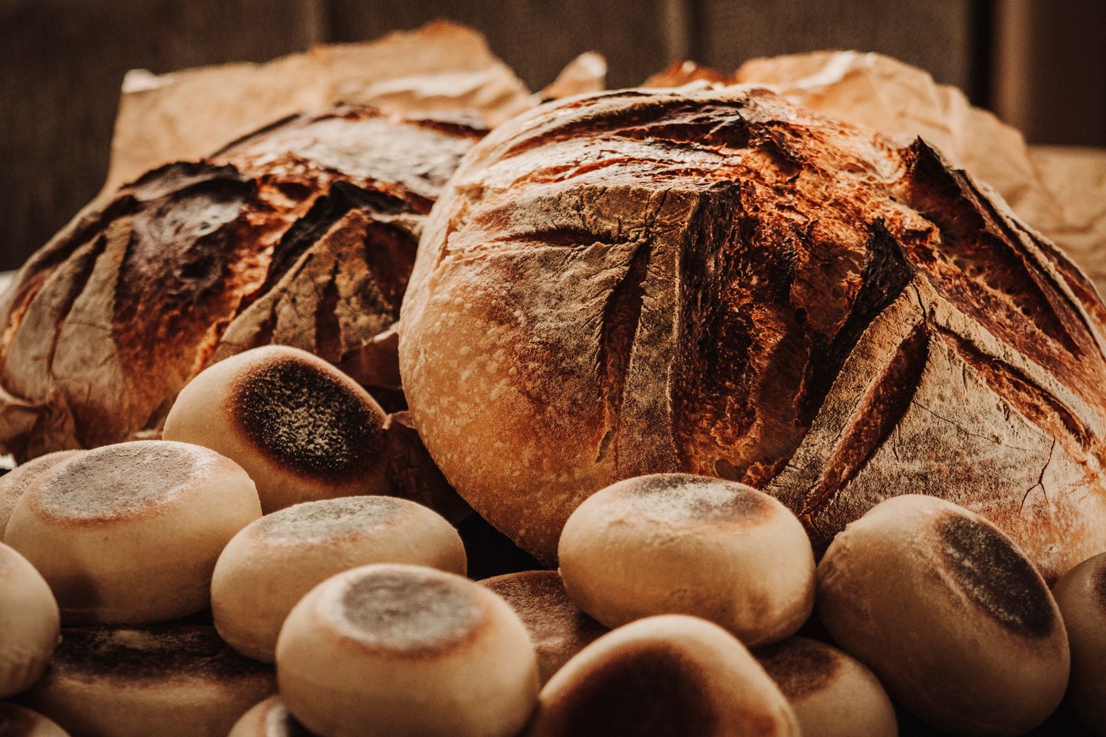 Pain de campagne et petits pains sur une planche