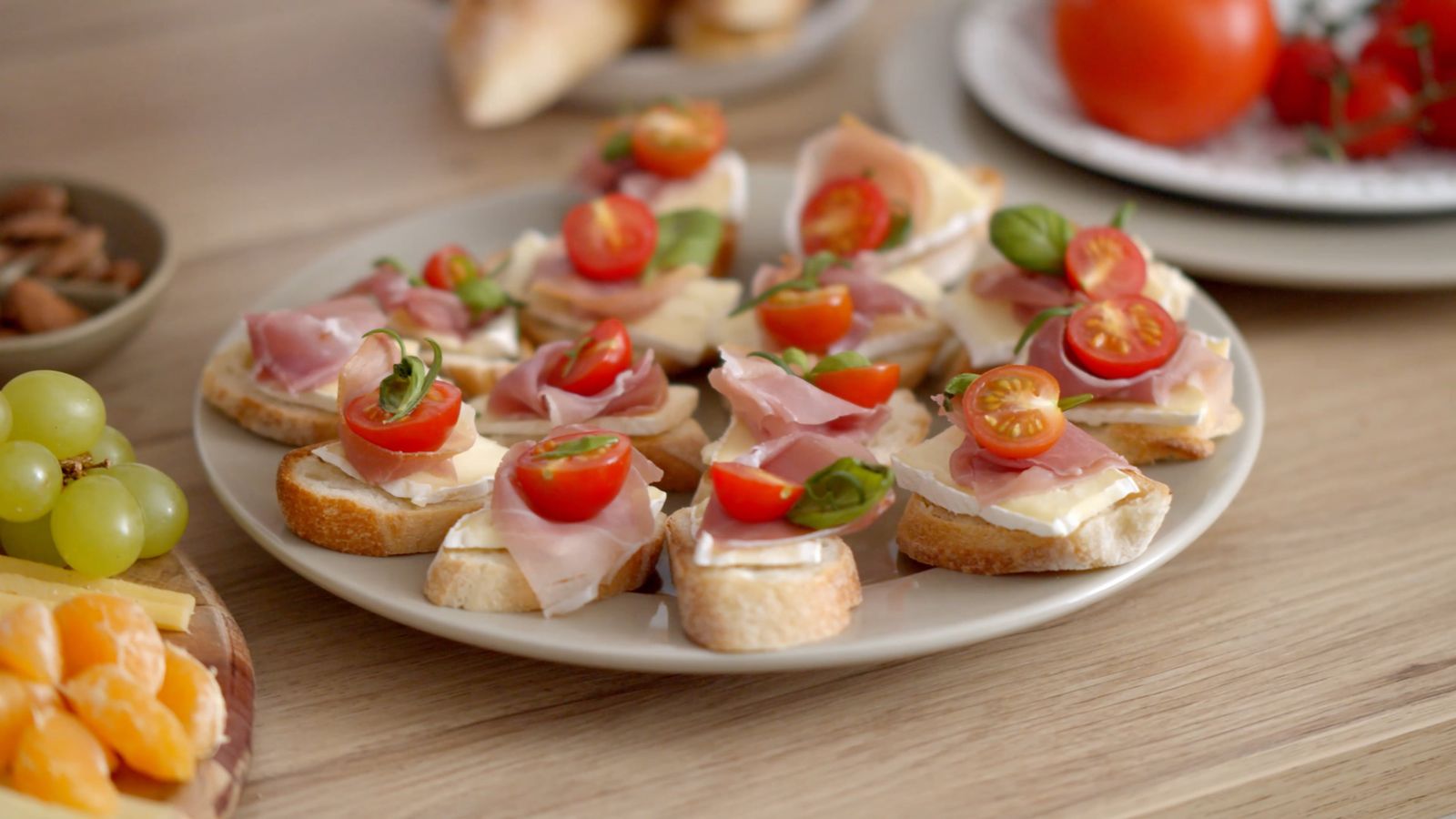 Assiette de bruschettas au jambon cru et tomates cerises