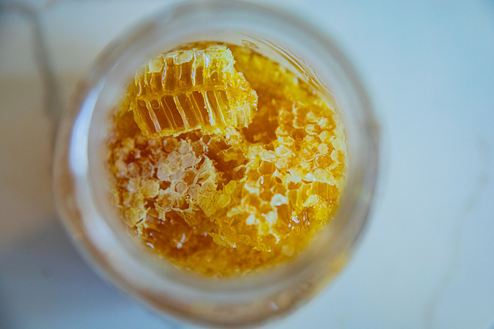 Un pot de miel avec un rayon de cire, vu du dessus