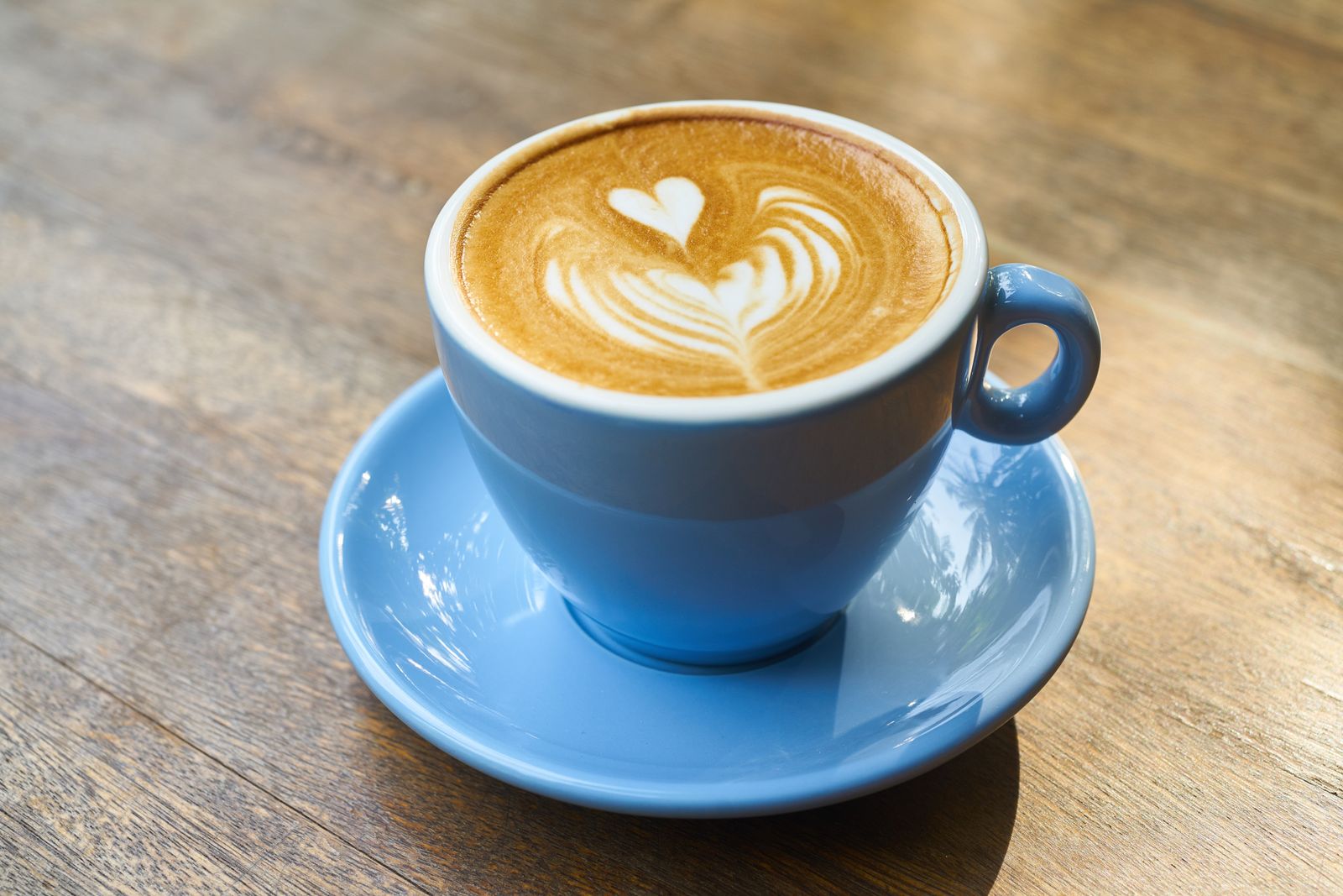 Une tasse de café avec un cœur en mousse de lait