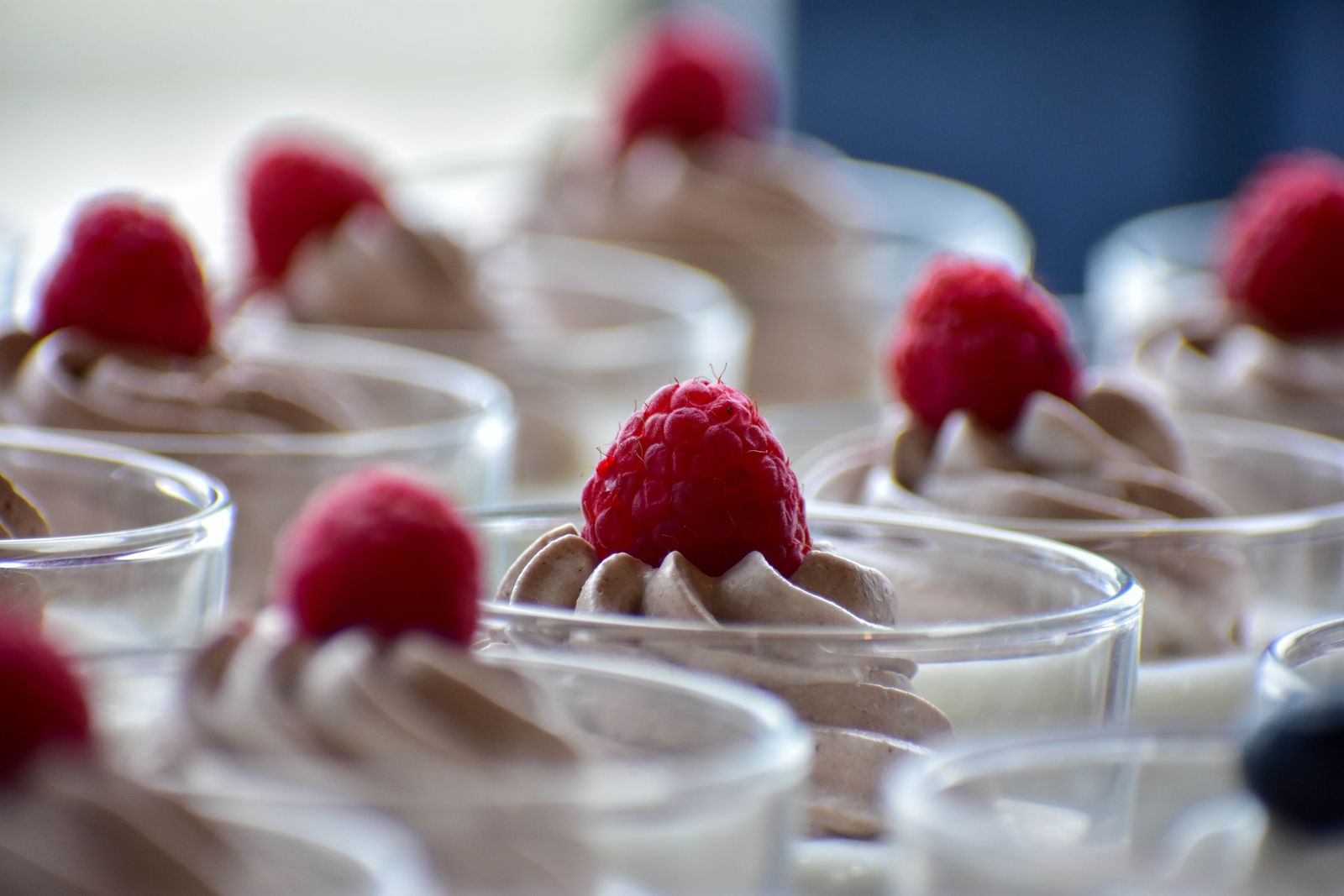 Verrines de mousse au chocolat et framboises